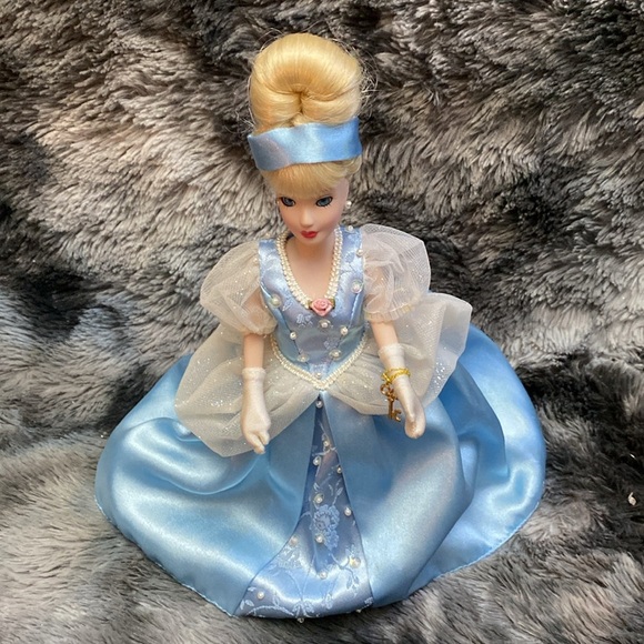 Porcelain Princess Cinderella - Picture 7 of 16